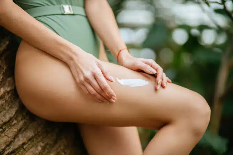 appliquer de la cr&egrave;me solaire ou autobronzant