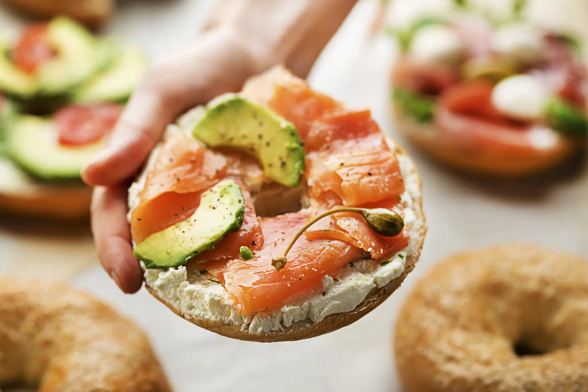 bagel sain avocat saumon fromage frais