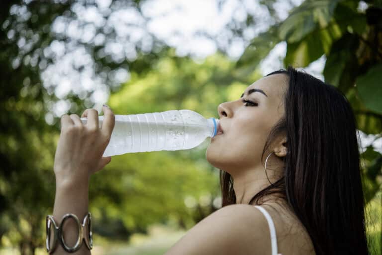 boire de l'eau bouteille en plastique s'hydrater hydratation
