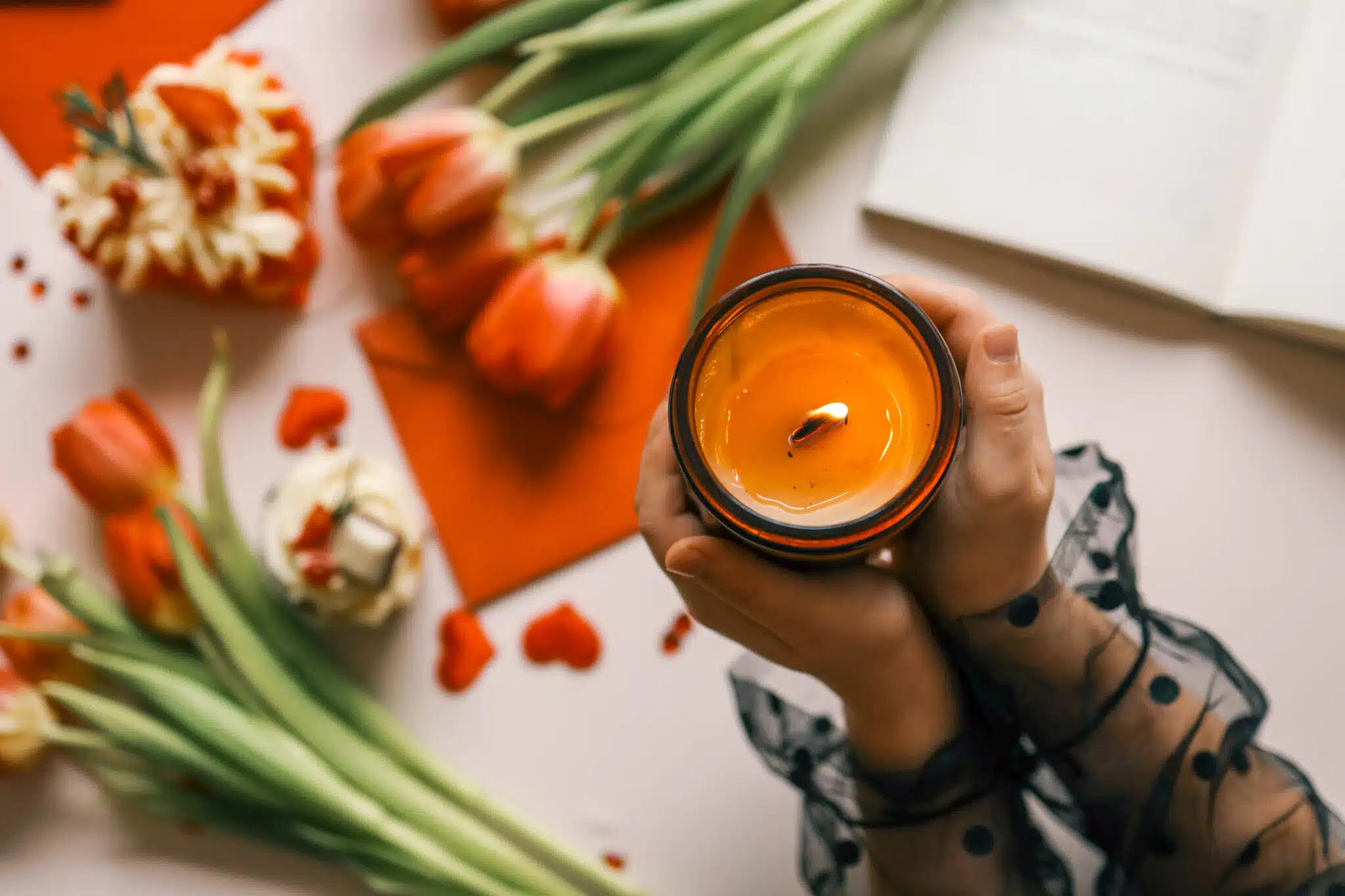 bougie qui se creuse et tulipes