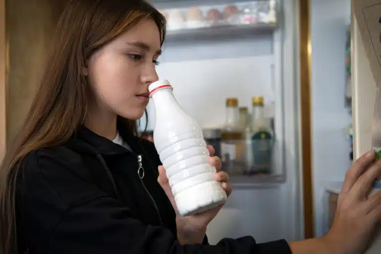 bouteille de lait produit laitier frigo r&eacute;frig&eacute;rateur