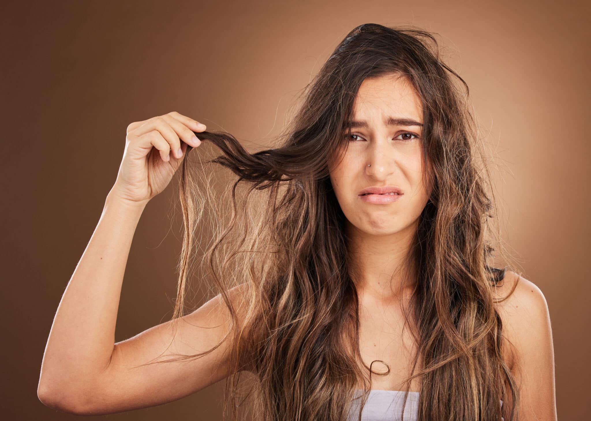 Ce geste anodin est une vraie catastrophe pour vos cheveux cassants (et ...