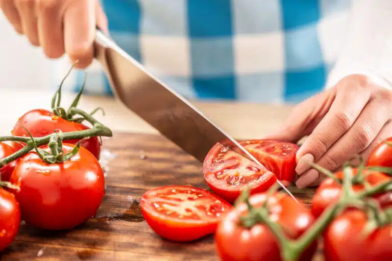 couteau sur une planche &agrave; d&eacute;couper d&eacute;couper les tomates