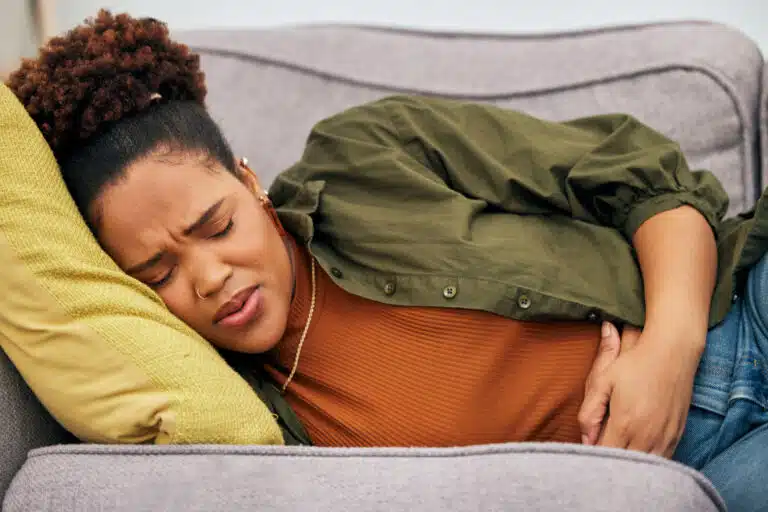 douleurs ventre gonfl&eacute; estomac IBS ballonnements gastriques, crampes menstruelles menstruations constipation endom&eacute;triose gaz