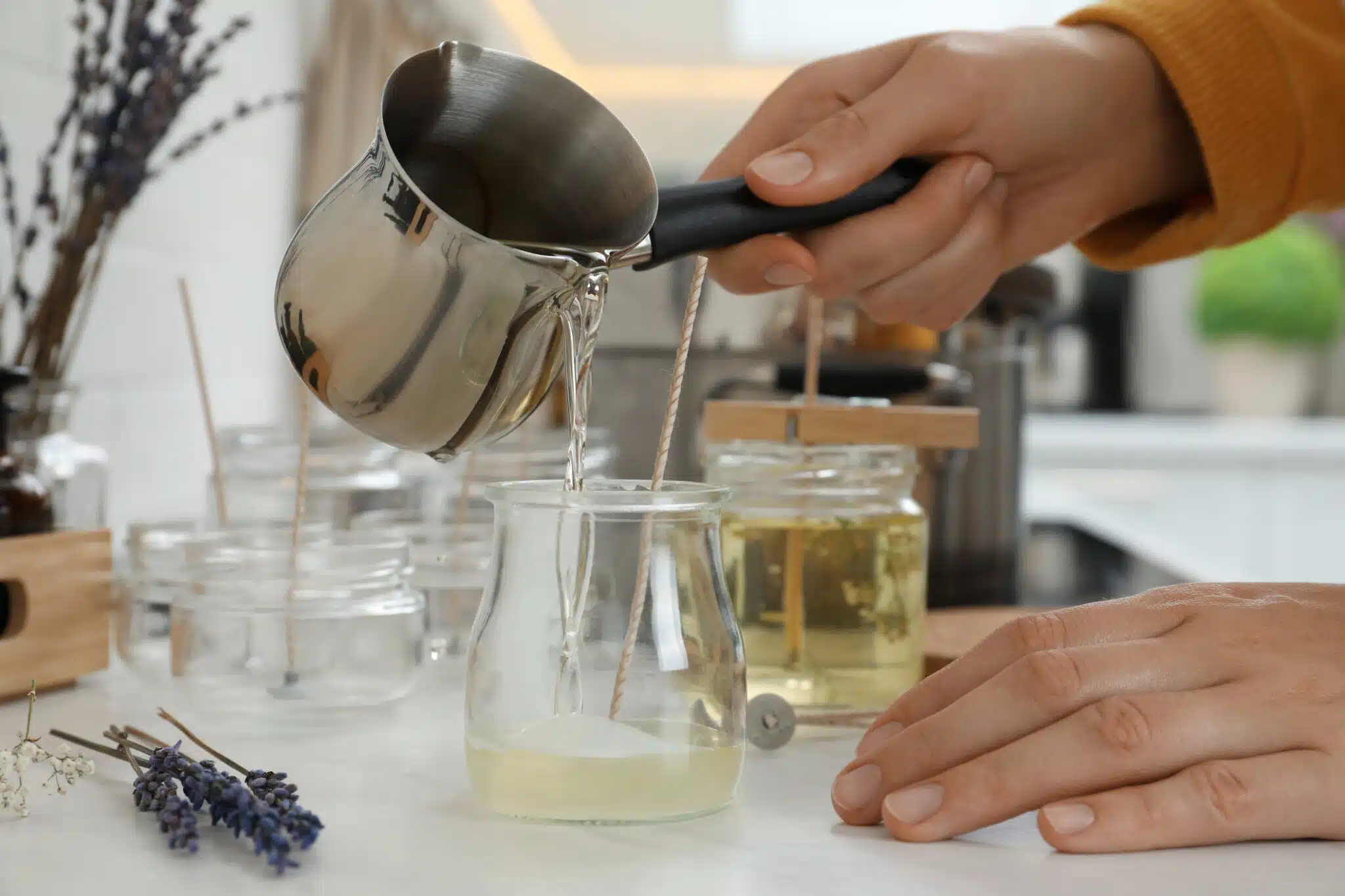 fabriquer des bougies bougie artisanale fait maison cire d'abeille cire v&eacute;g&eacute;tale huile de cuisson usag&eacute;e