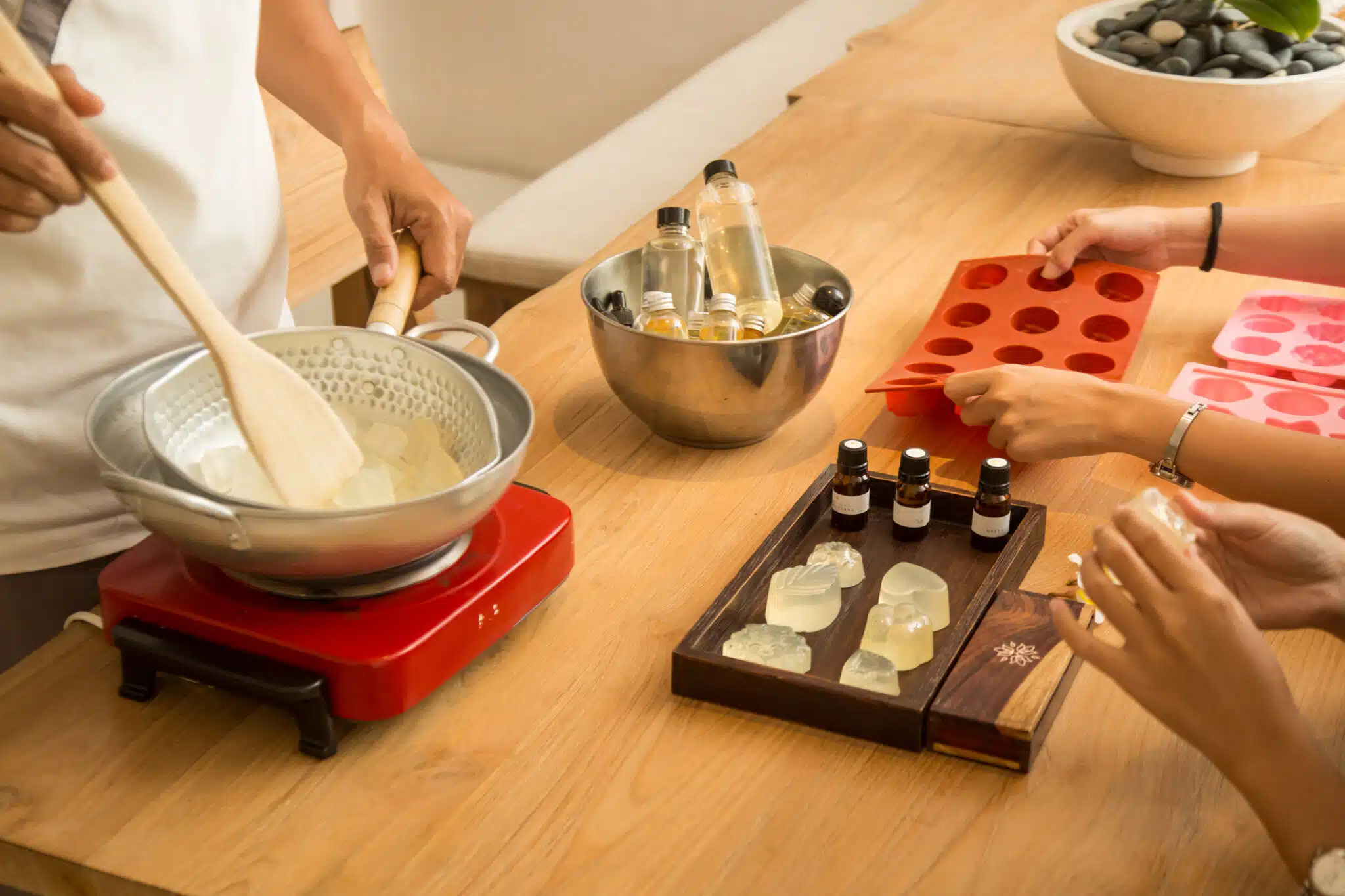 fabriquer savon artisanal fait maison huiles essentielles huile de cuisson usag&eacute;e