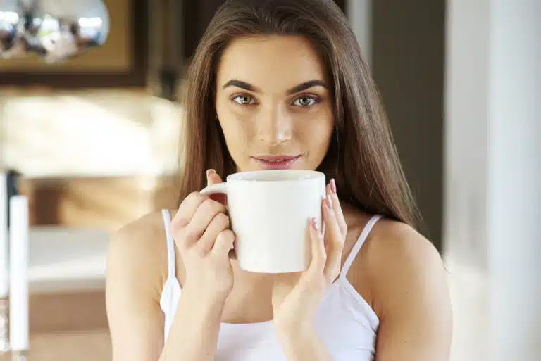 femme boit son caf&eacute; th&eacute; ou tisane tasse