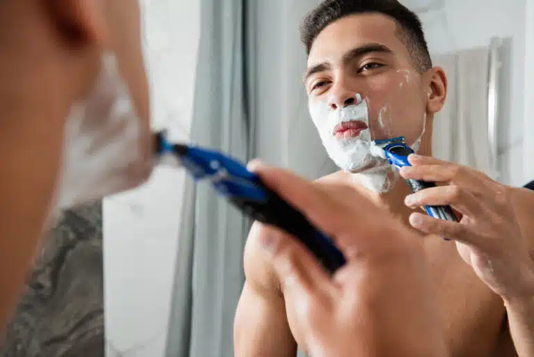homme qui se rase rasage rasoir mousse cr&egrave;me