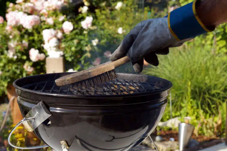 nettoyer grille de barbecue nettoyage avec une brosse frotter