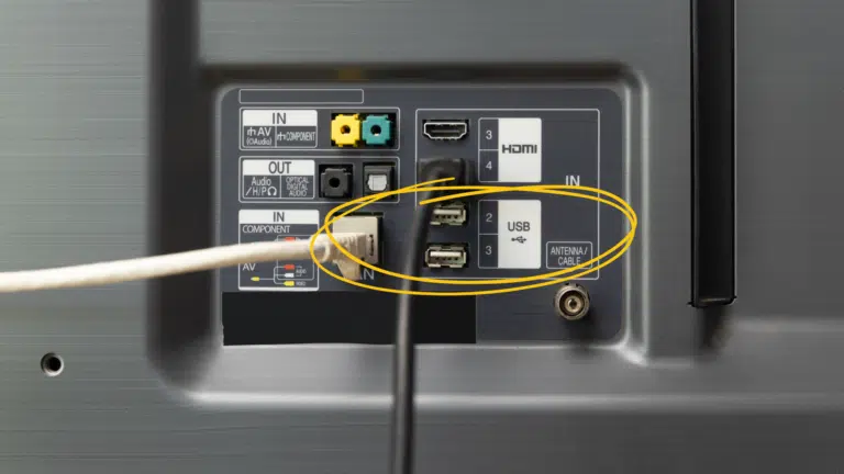 panneau &agrave; l'arri&egrave;re de la t&eacute;l&eacute;vision connecteur USB sur le t&eacute;l&eacute;viseur ports USB