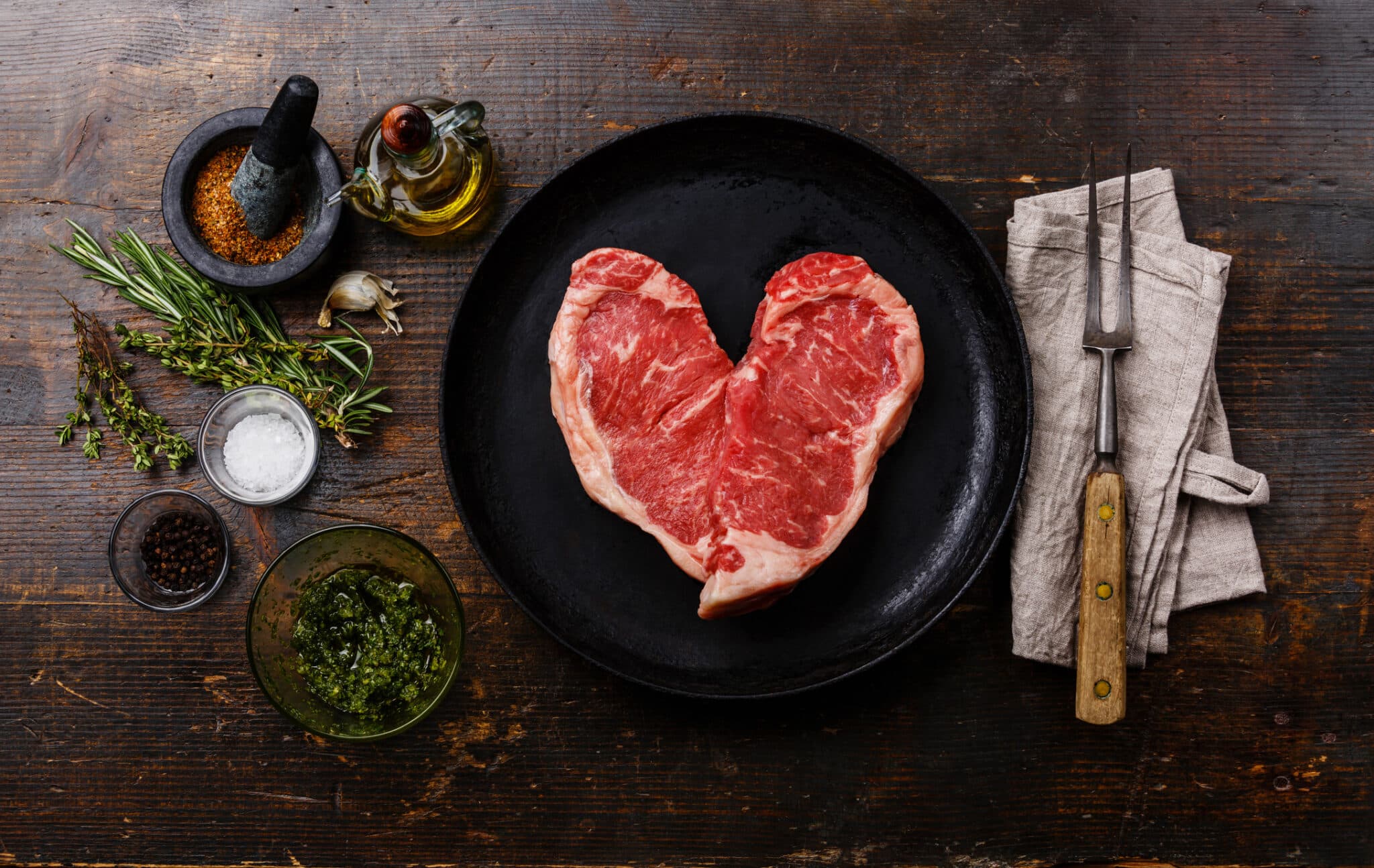 pi&egrave;ce de viande boeuf steak sur po&ecirc;le &agrave; frire