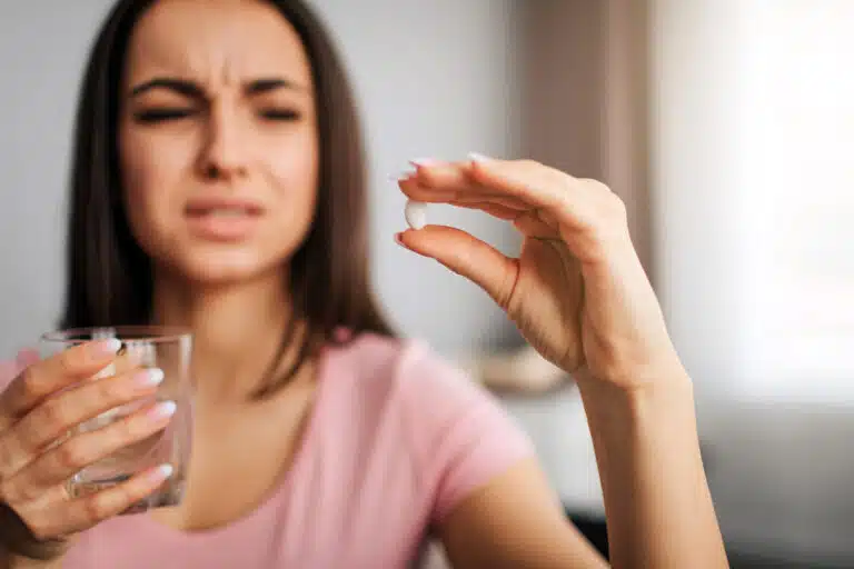 prise de m&eacute;dicaments prendre un comprim&eacute; avaler traitement m&eacute;dical