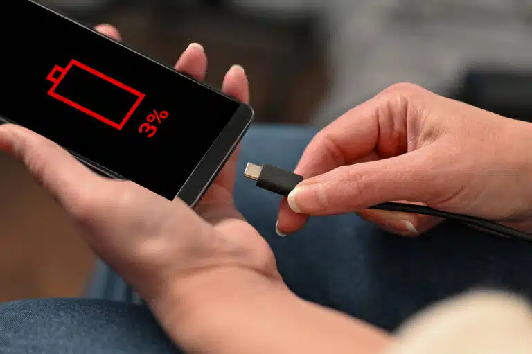smartphone avec une batterie faible chargement filaire charger t&eacute;l&eacute;phone portable