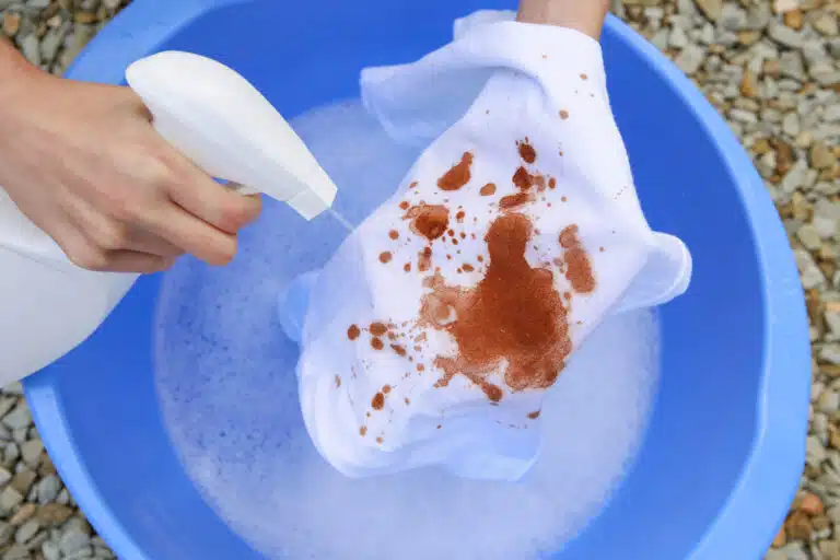 tache sur des vêtements blancs sang sauce tomate nettoyage détachage détachant