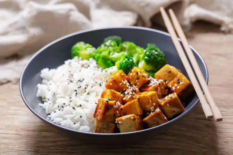 Assiette de riz, tofu frit, brocoli aux graines de s&eacute;same