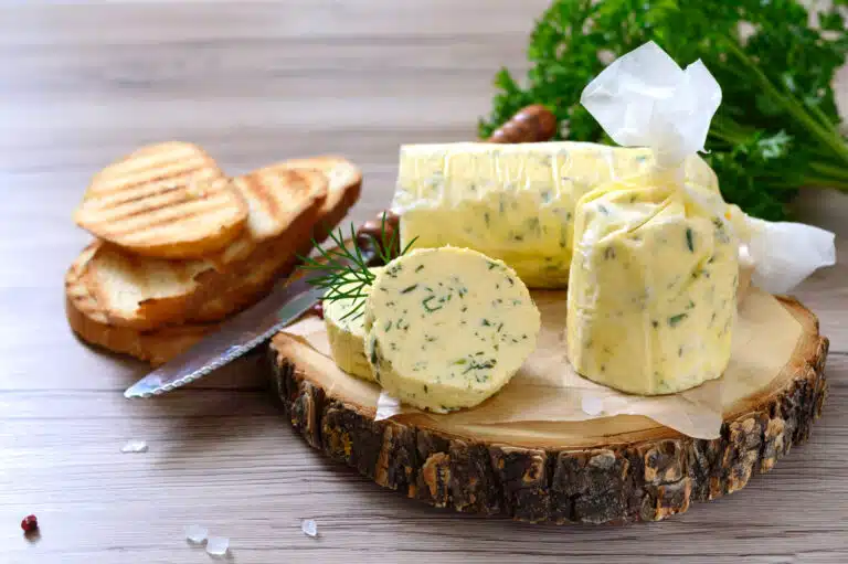 Beurre aromatis&eacute; aux fines herbes maison