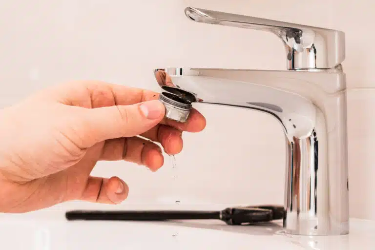 Nettoyage du robinet. A&eacute;rateur mousseur. Pression de l'eau, d&eacute;bit, jets, &eacute;claboussures. Plombier nettoie un filtre de purification d&rsquo;eau