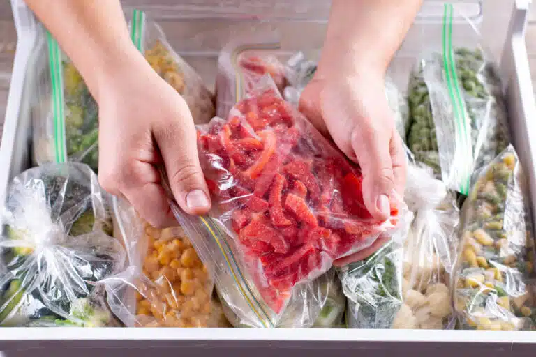 Poivrons rouges congel&eacute;s. L&eacute;gumes congel&eacute;s dans un sac plastique cong&eacute;lateur