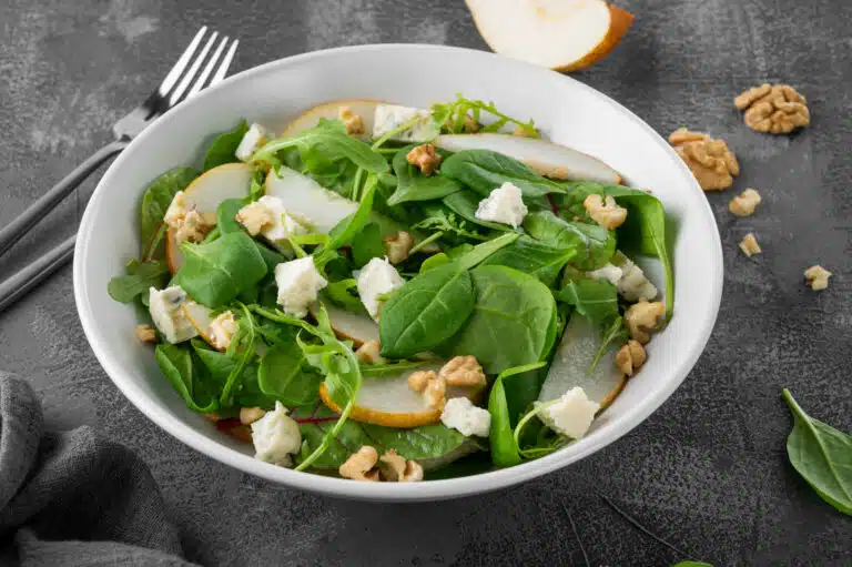 Salade aux &eacute;pinards, roquette, poire fra&icirc;che, noix et fromage gorgonzola