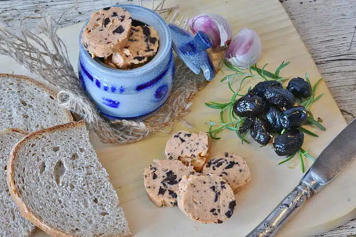 beurre maison aromatis&eacute; aux olives