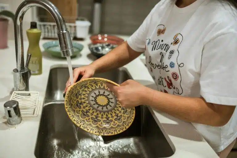 faire la vaisselle &agrave; la main