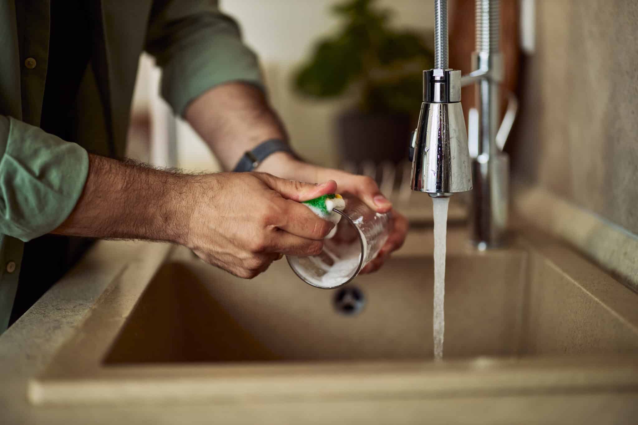 faire la vaisselle &agrave; la main