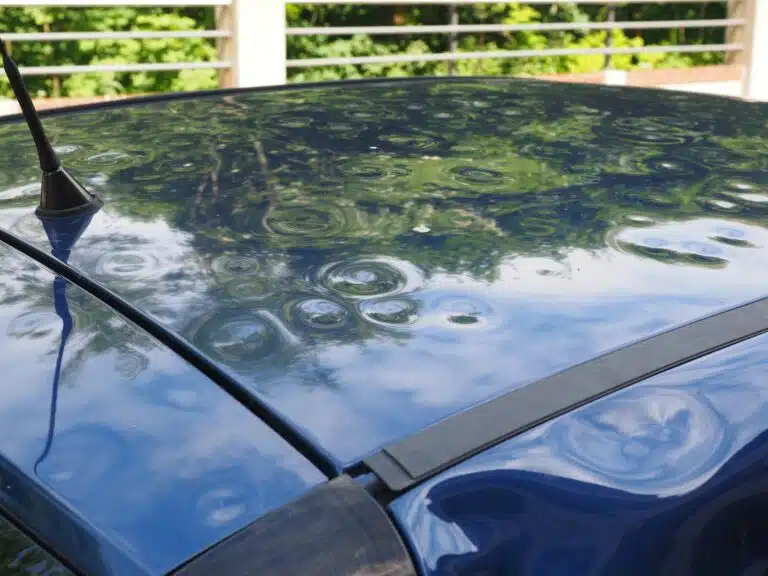 impacts de gr&ecirc;le sur une voiture