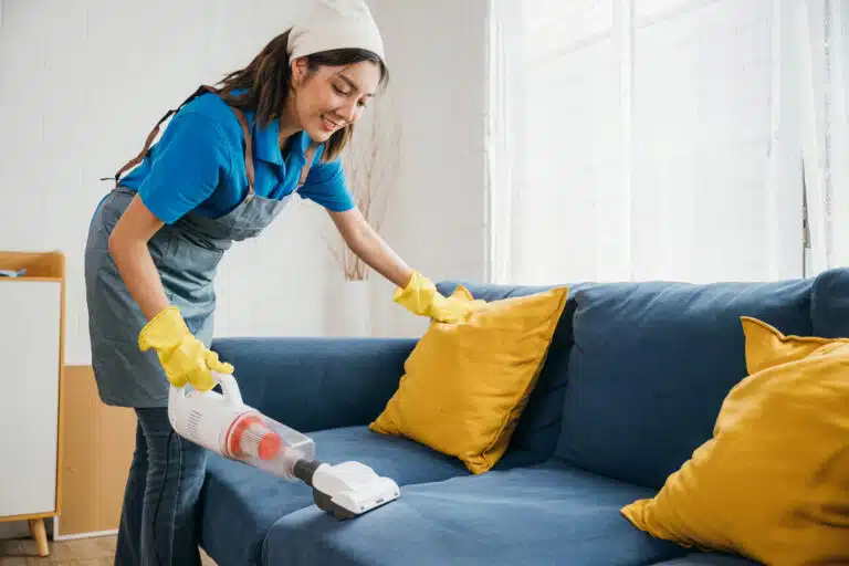 nettoyer un canap&eacute; en velours passer l'aspirateur sur le sofa aspirer la poussi&egrave;re