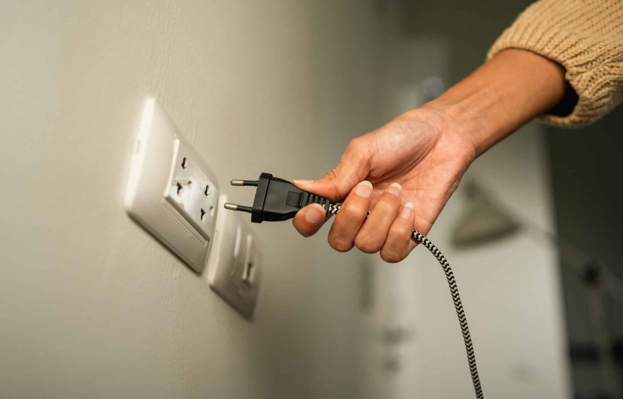 retirer le c&acirc;ble &eacute;lectrique dans une prise d&eacute;brancher
