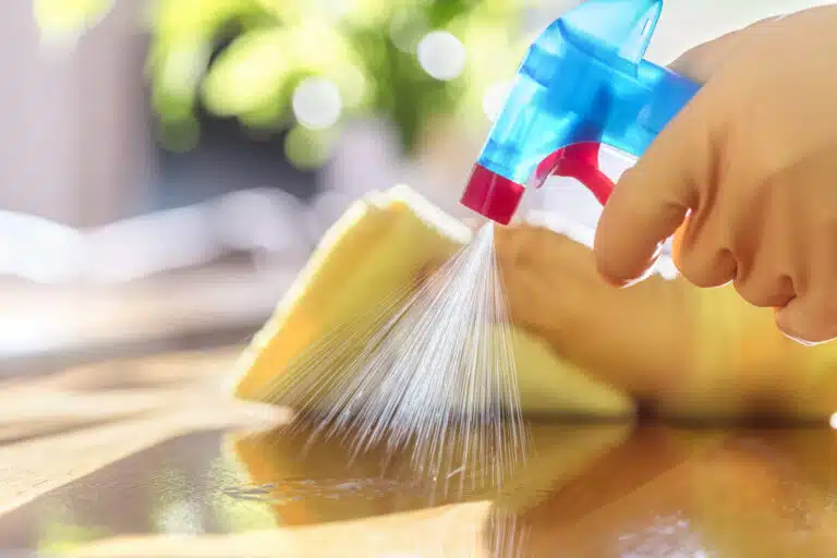 Produit de nettoyage d&eacute;tergent spray pulv&eacute;risation gants en caoutchouc