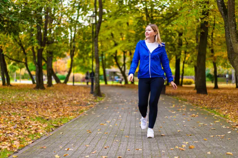 femme qui marche marcher pour mincir maigrir exercice courir