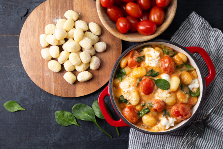 plat de gnocchis &agrave; la sauce tomate cr&eacute;meuse avec pousses d&rsquo;&eacute;pinards et mozzarella recette maison