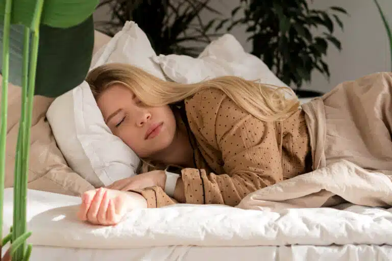 sommeil position dormir sur le c&ocirc;t&eacute; lit