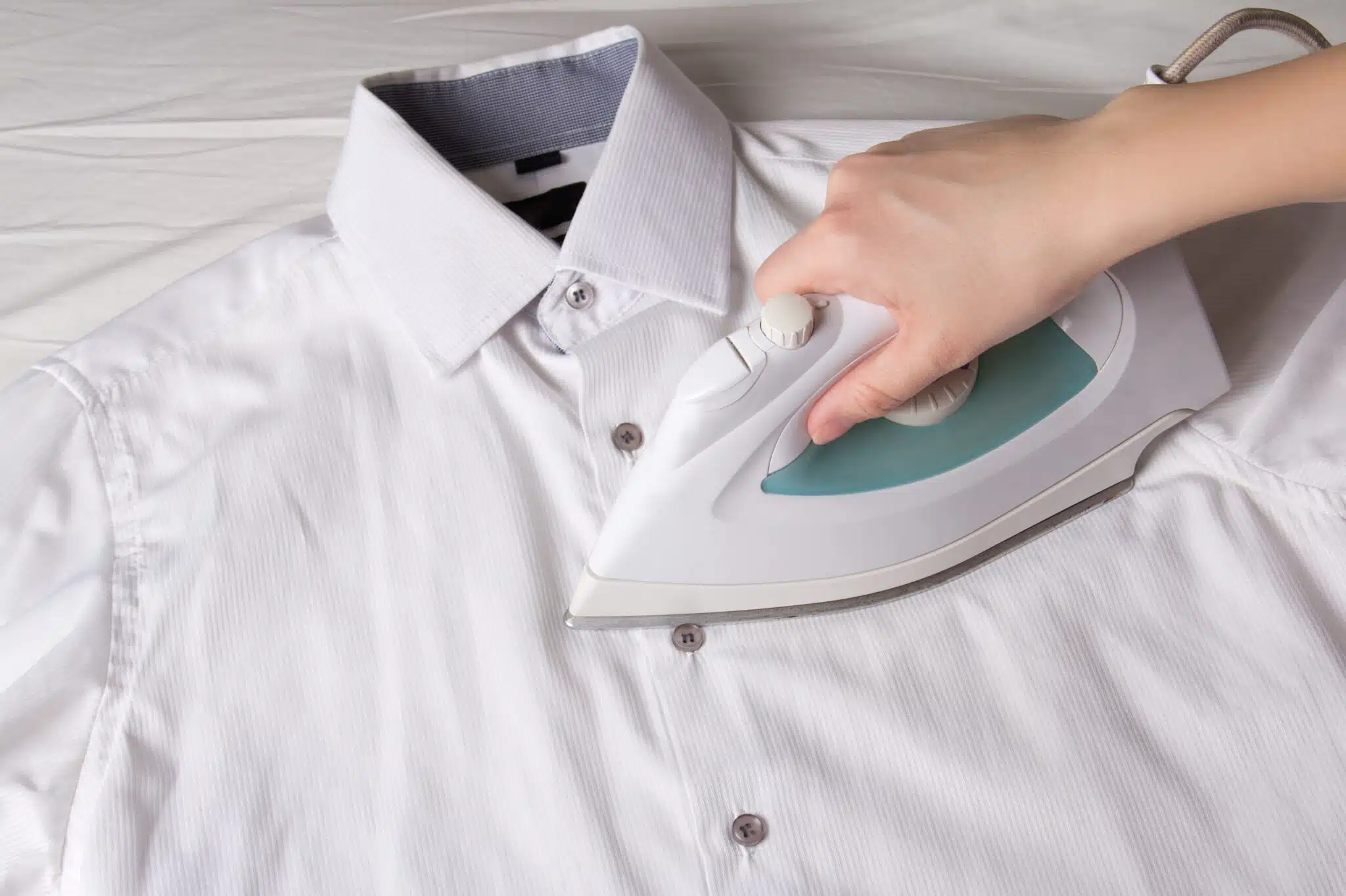 Fer &agrave; repasser chemise en coton repassage &agrave; la main