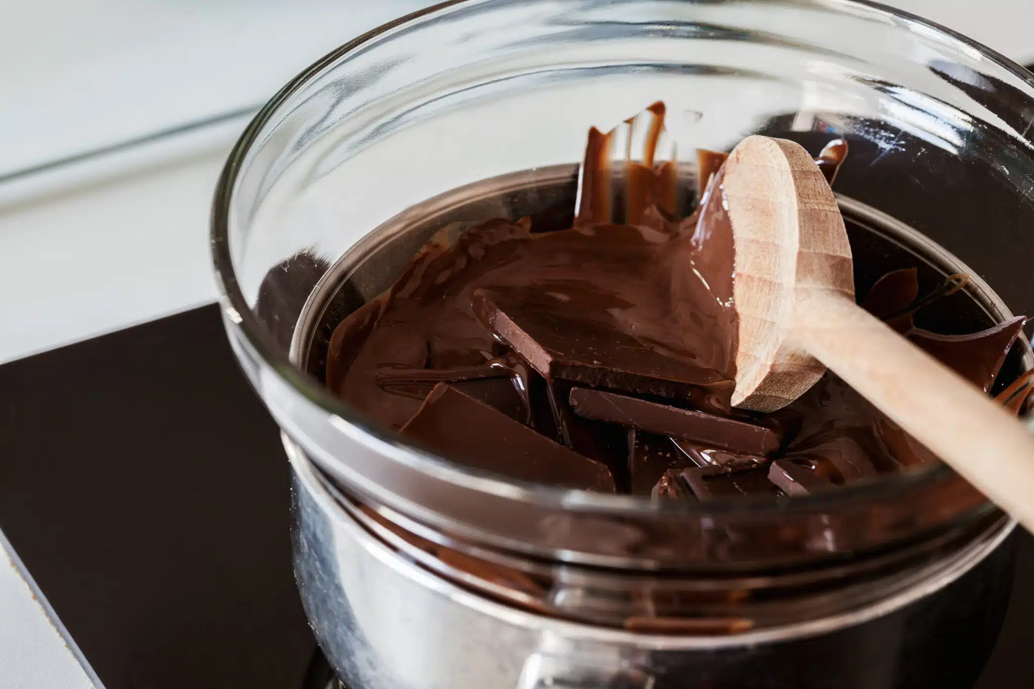 Entrer dans le secret des chocolatiers : les gestes infaillibles pour un chocolat fondu parfait