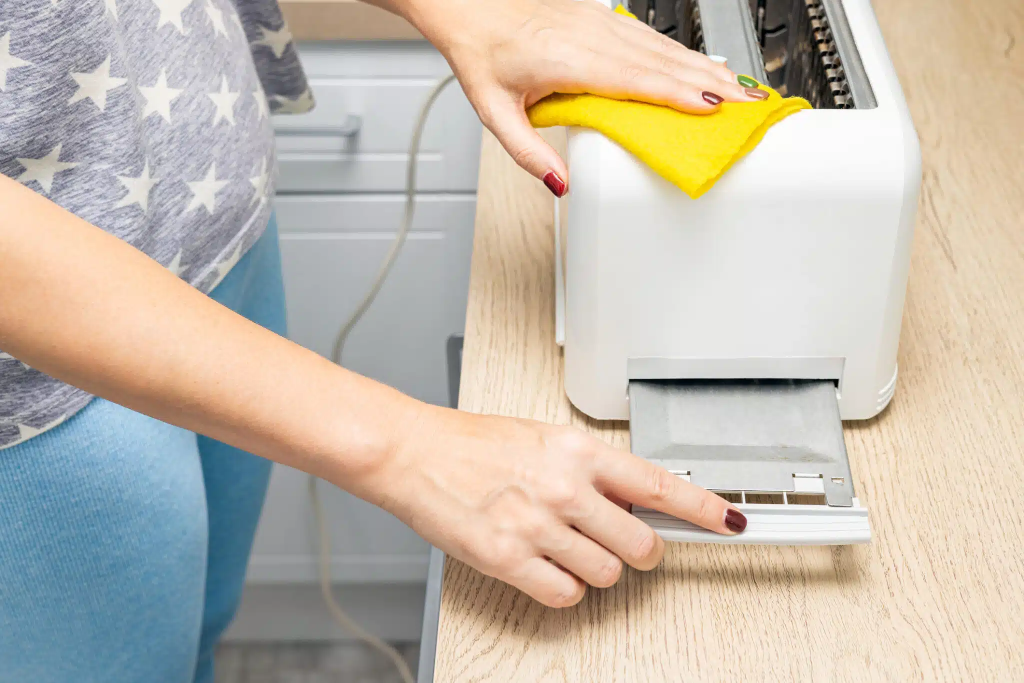 Les risques cach&eacute;s des miettes oubli&eacute;es : feu, odeurs et surprises peu app&eacute;tissantes