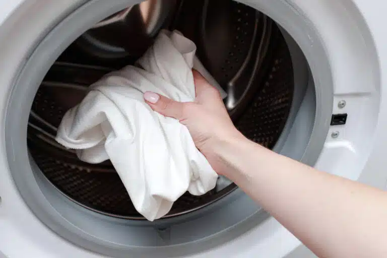 mettre v&ecirc;tements blancs dans la machine &agrave; laver pour le lavage