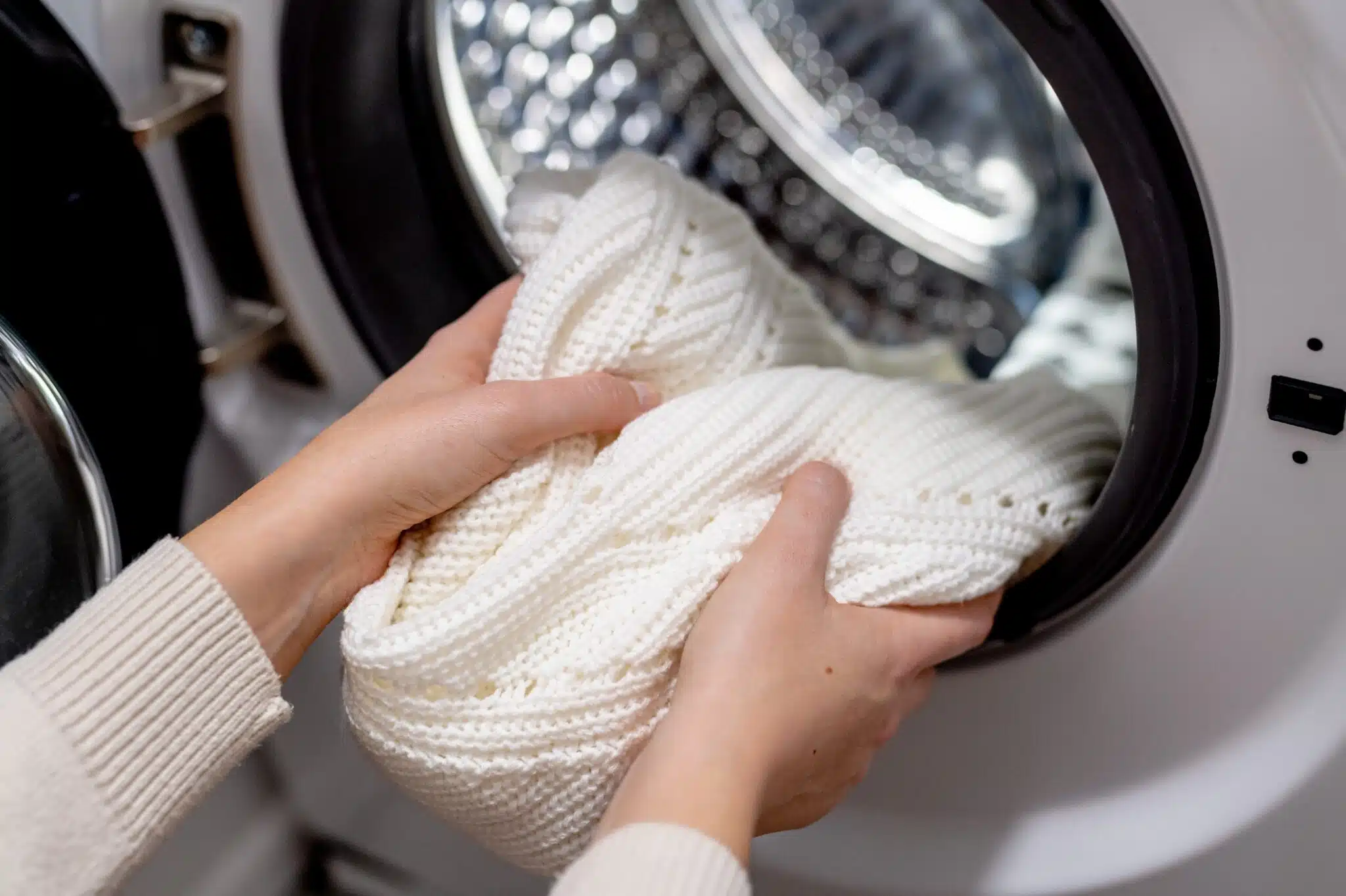 mettre v&ecirc;tements blancs dans la machine &agrave; laver pour le lavage linge clair pull 