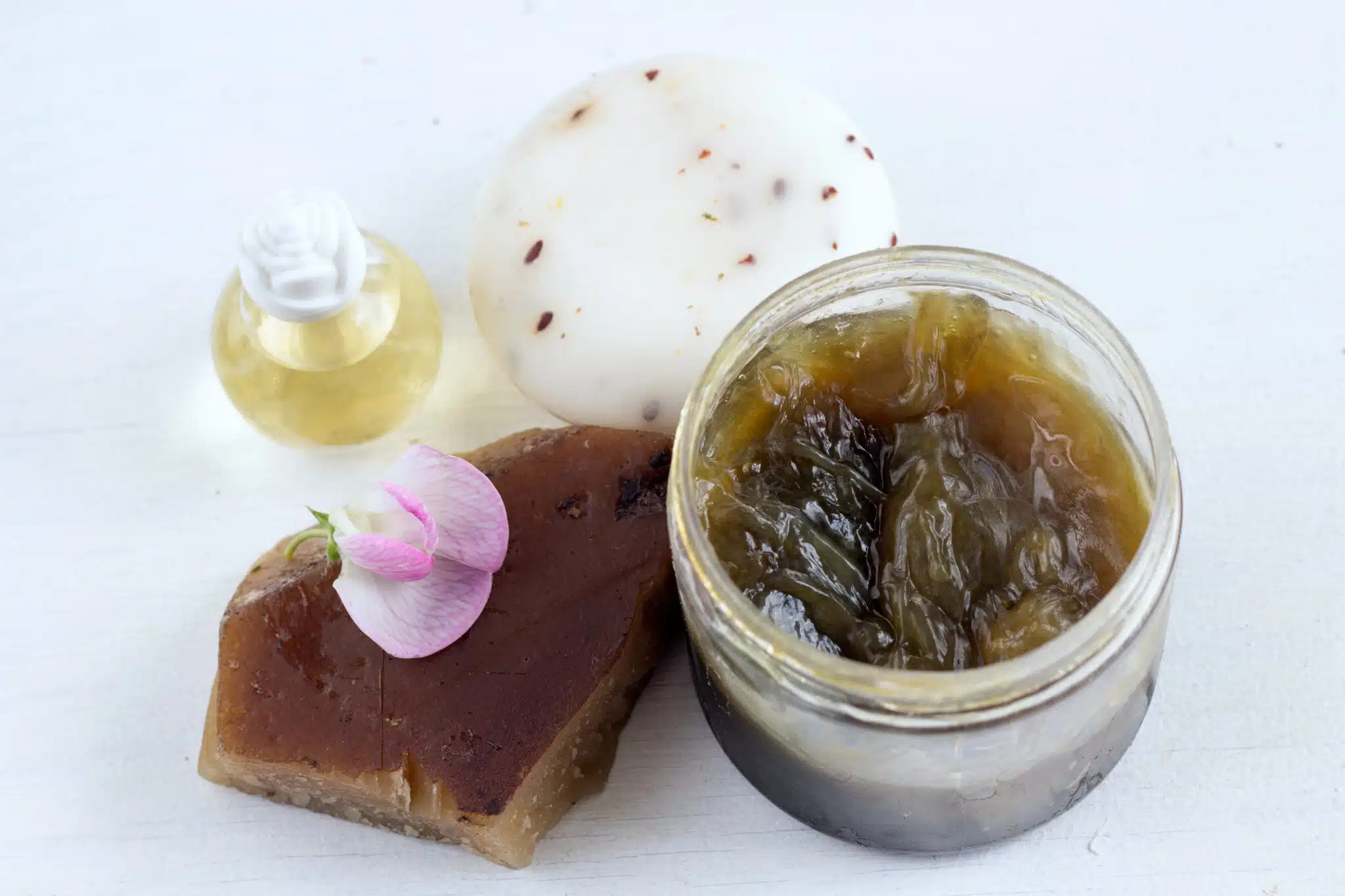 Cuisine, salle de bains, sols : le savon noir d&eacute;ploie ses super-pouvoirs partout