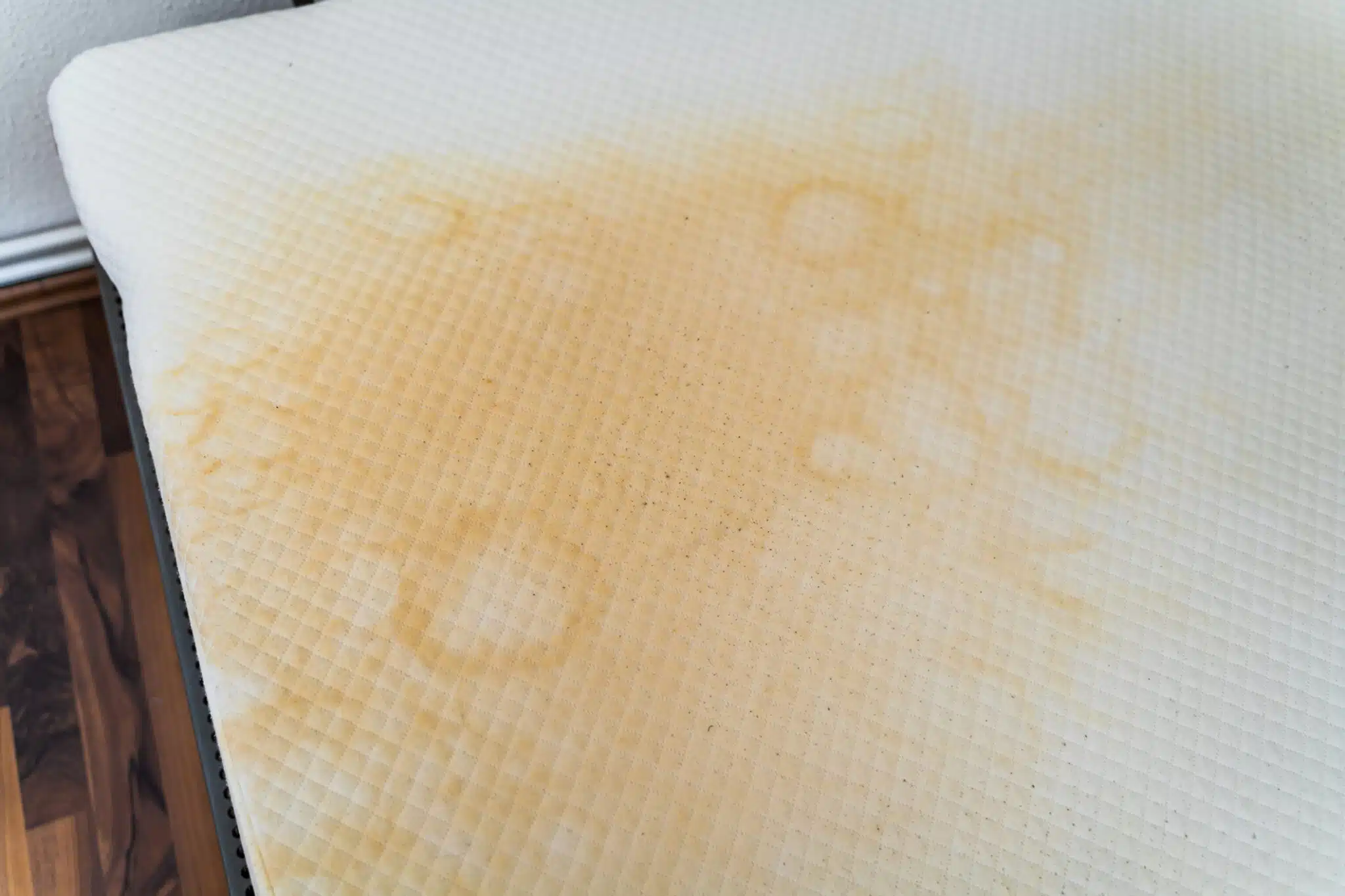 Le m&eacute;lange maison imbattable : bicarbonate, eau oxyg&eacute;n&eacute;e et liquide vaisselle &agrave; la rescousse