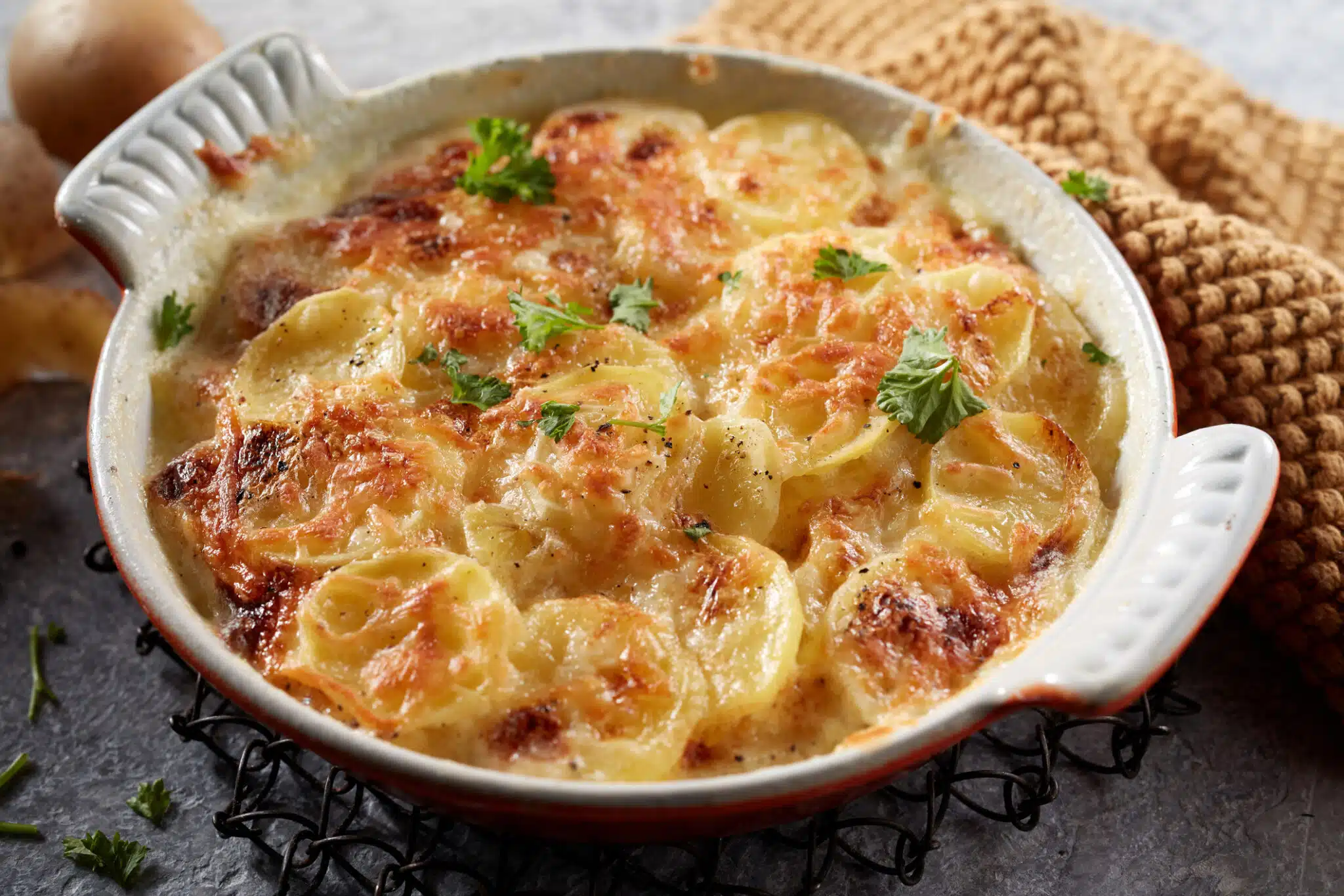 D&eacute;couvrez l'astuce infaillible pour un gratin onctueux : comment &eacute;viter la noyade sans sacrifier la gourmandise