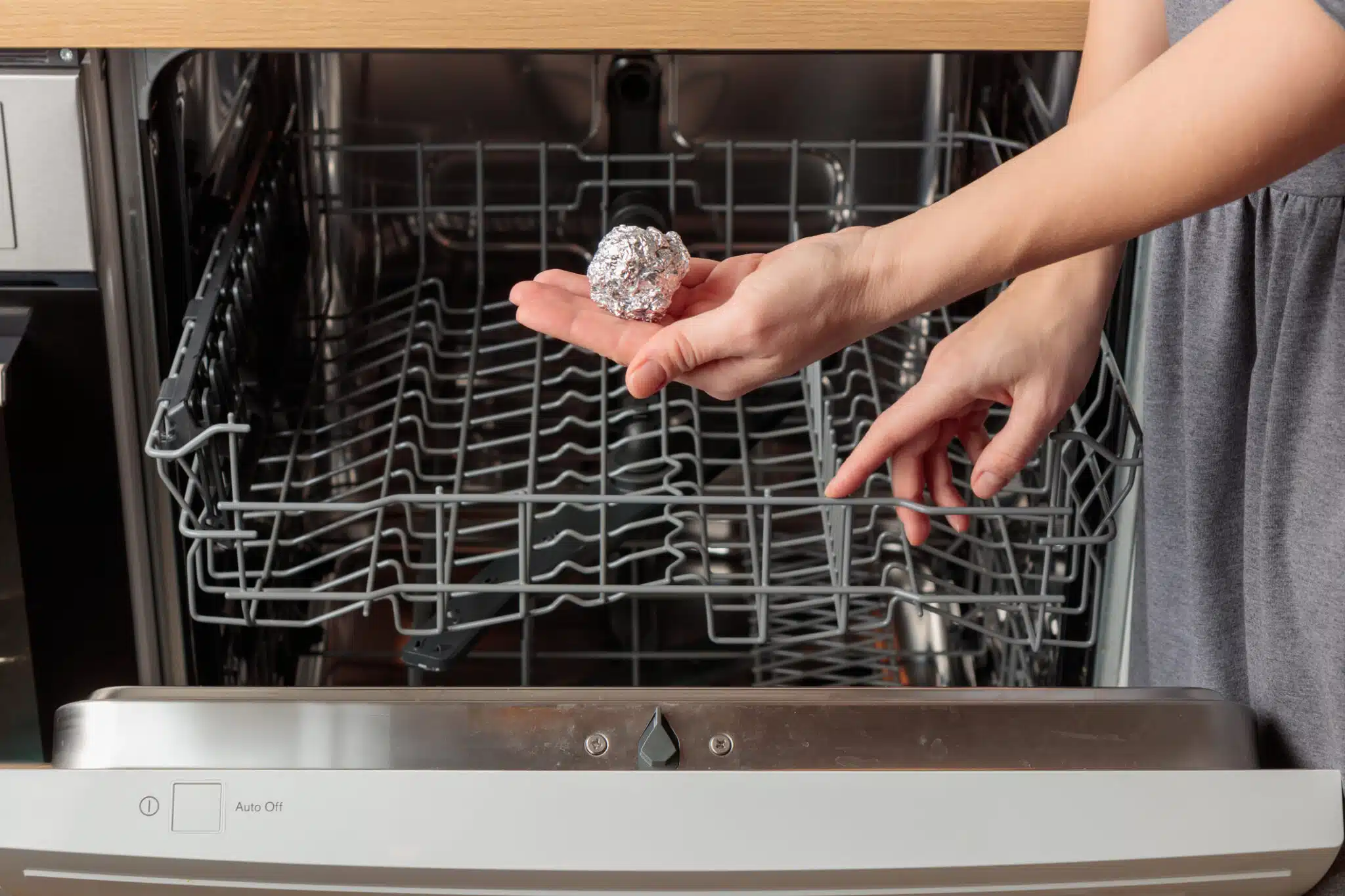 La boule de papier aluminium : l'astuce inattendue pour raviver l'argenterie