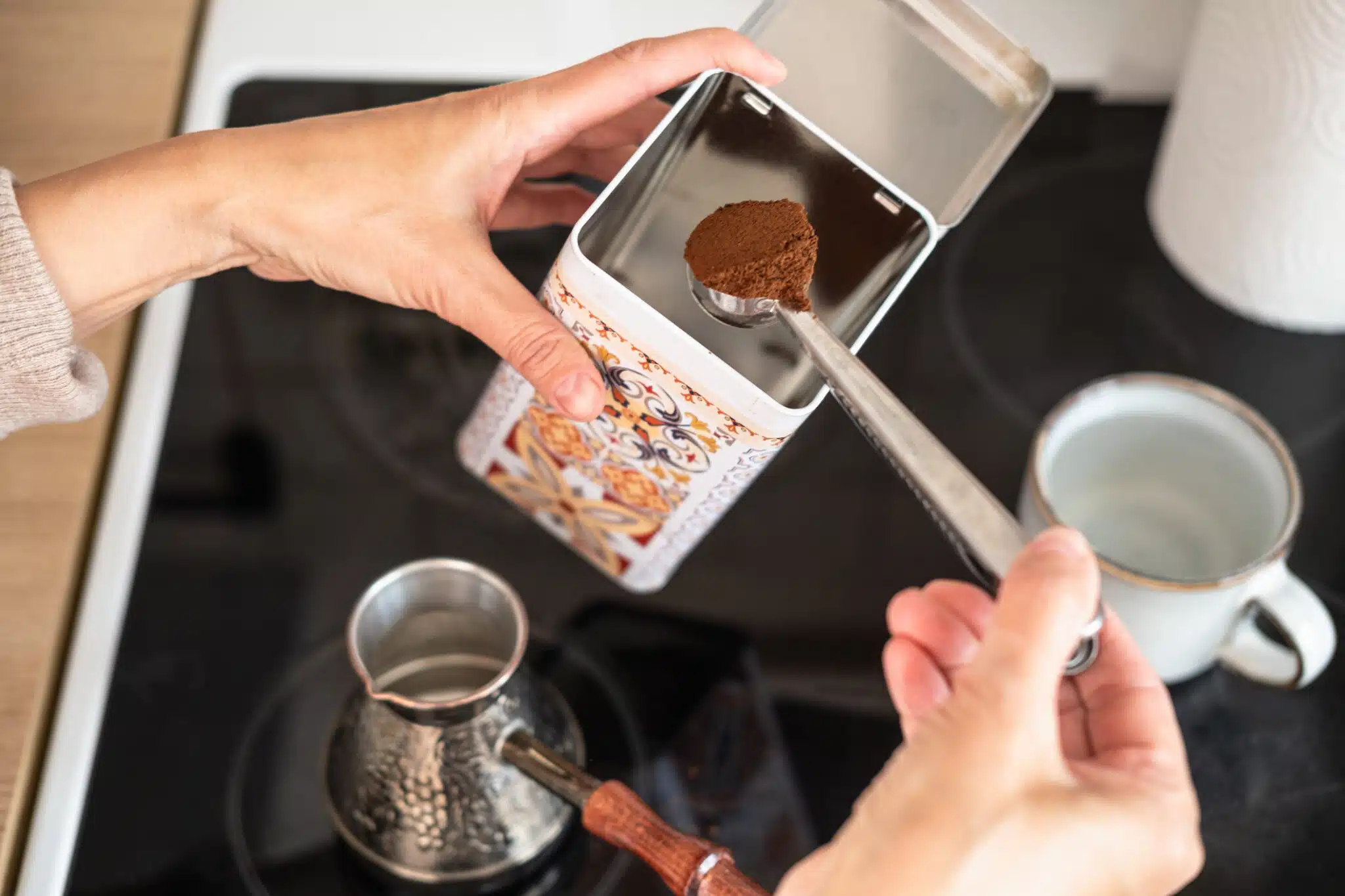 Stocker le caf&eacute; au frigo ou pr&egrave;s de la cuisini&egrave;re : ces erreurs qui ruinent ses ar&ocirc;mes