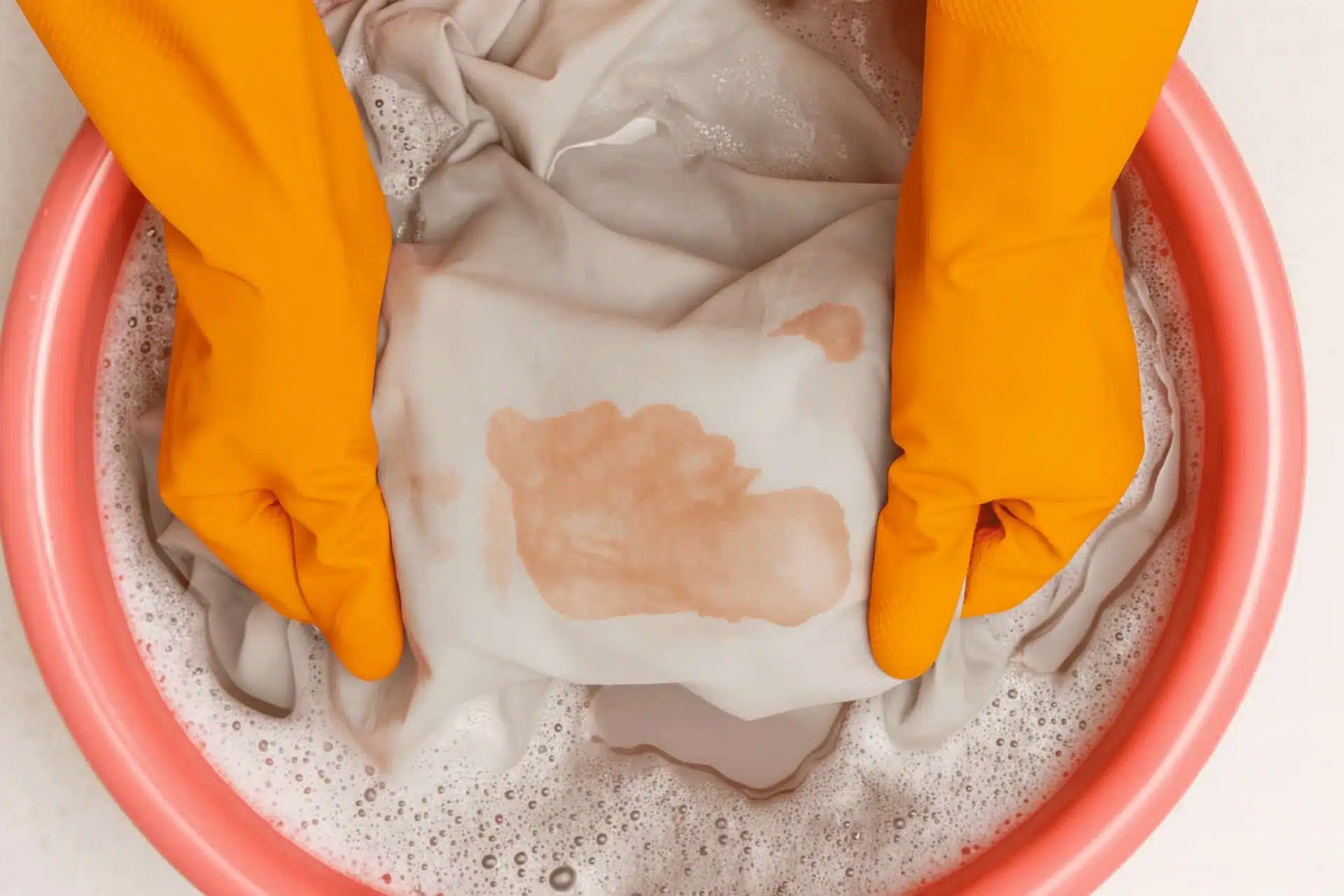 Mauvaises habitudes fatales : pourquoi votre linge sort du lavage&hellip; encore plus tach&eacute;