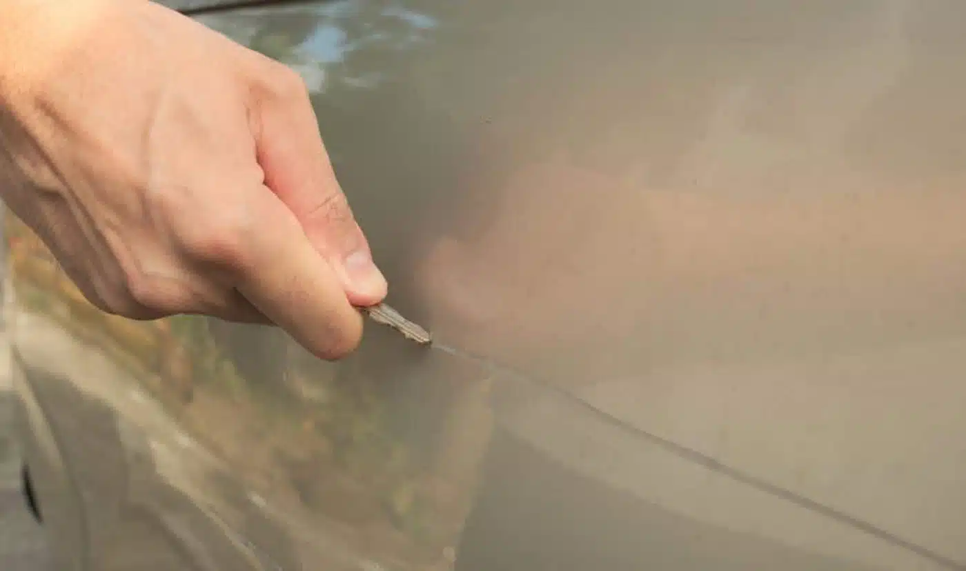 La magie du quotidien : dentifrice, bicarbonate et cendre de cigarette &agrave; l'&eacute;preuve des rayures