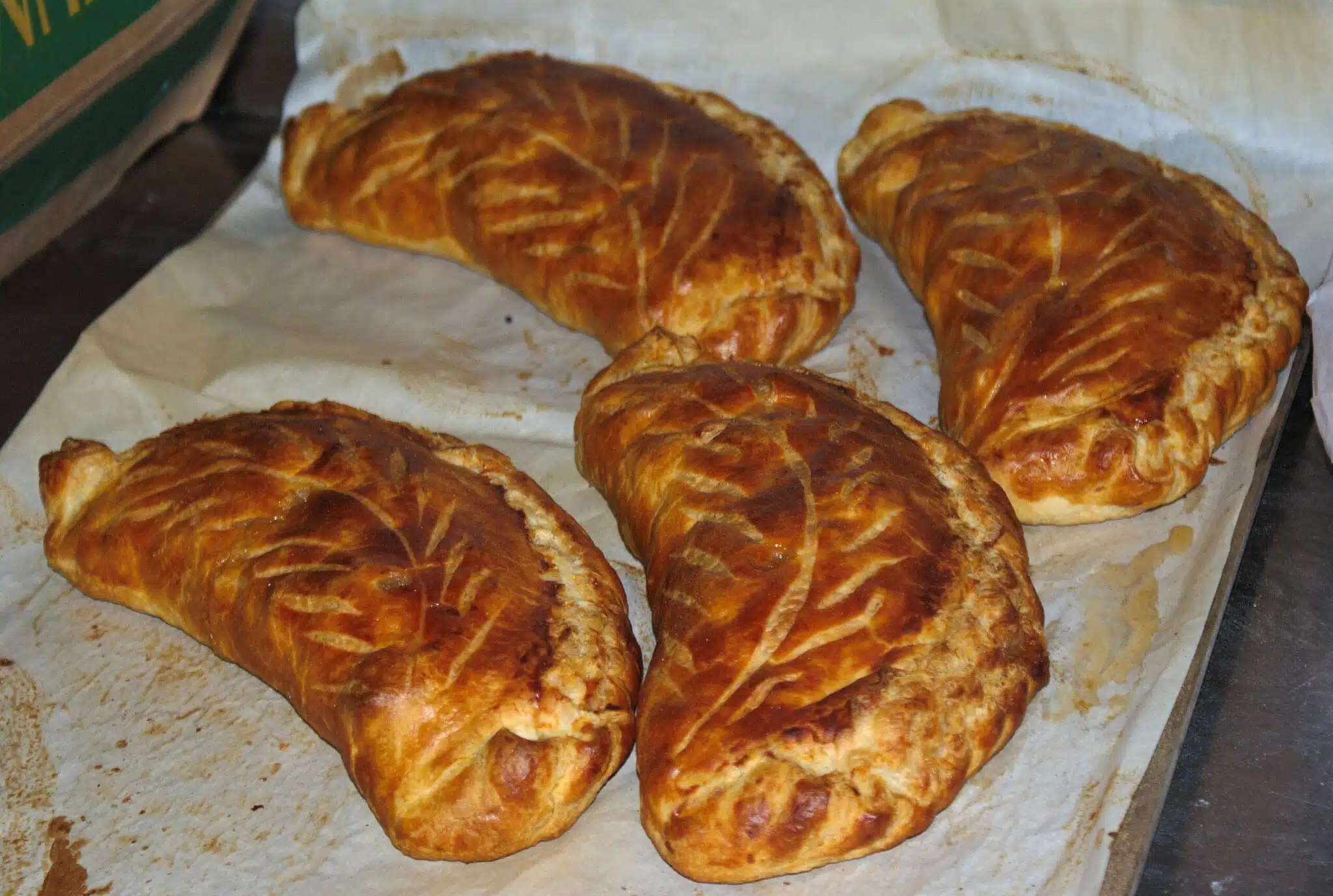 Les &eacute;tapes pour des chaussons aux pommes dor&eacute;s dignes d'une boulangerie