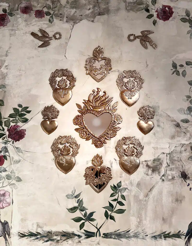 Suspendre plus que de la d&eacute;co : ex-voto et grigris, les nouvelles ic&ocirc;nes de No&euml;l