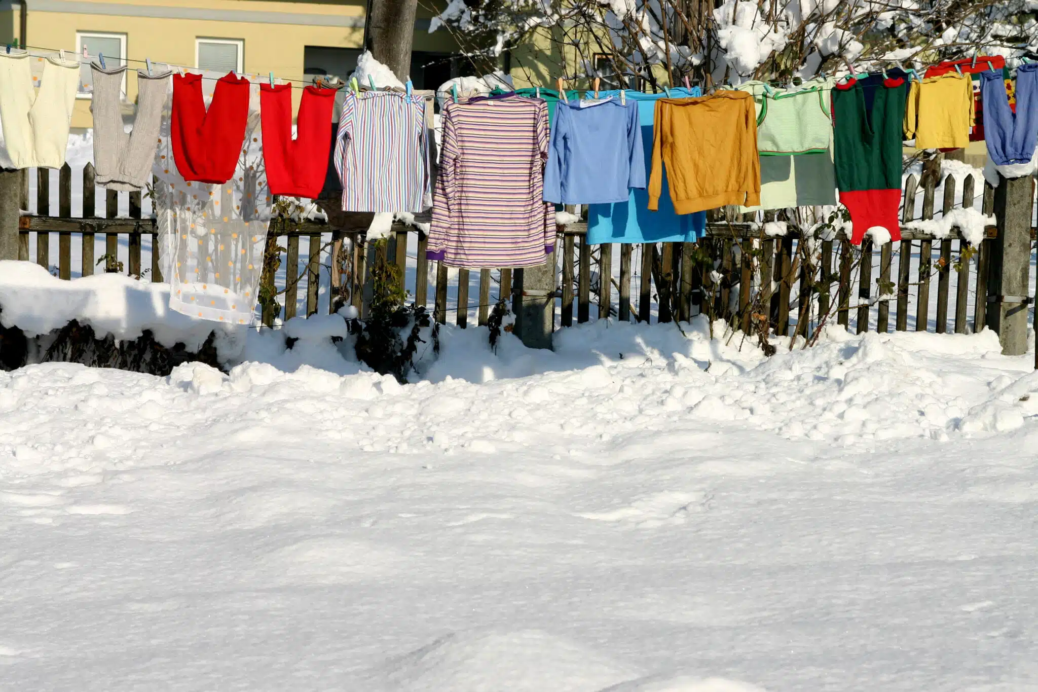 &Eacute;tendre dehors quand il g&egrave;le : le pari gagnant pour des v&ecirc;tements frais et secs