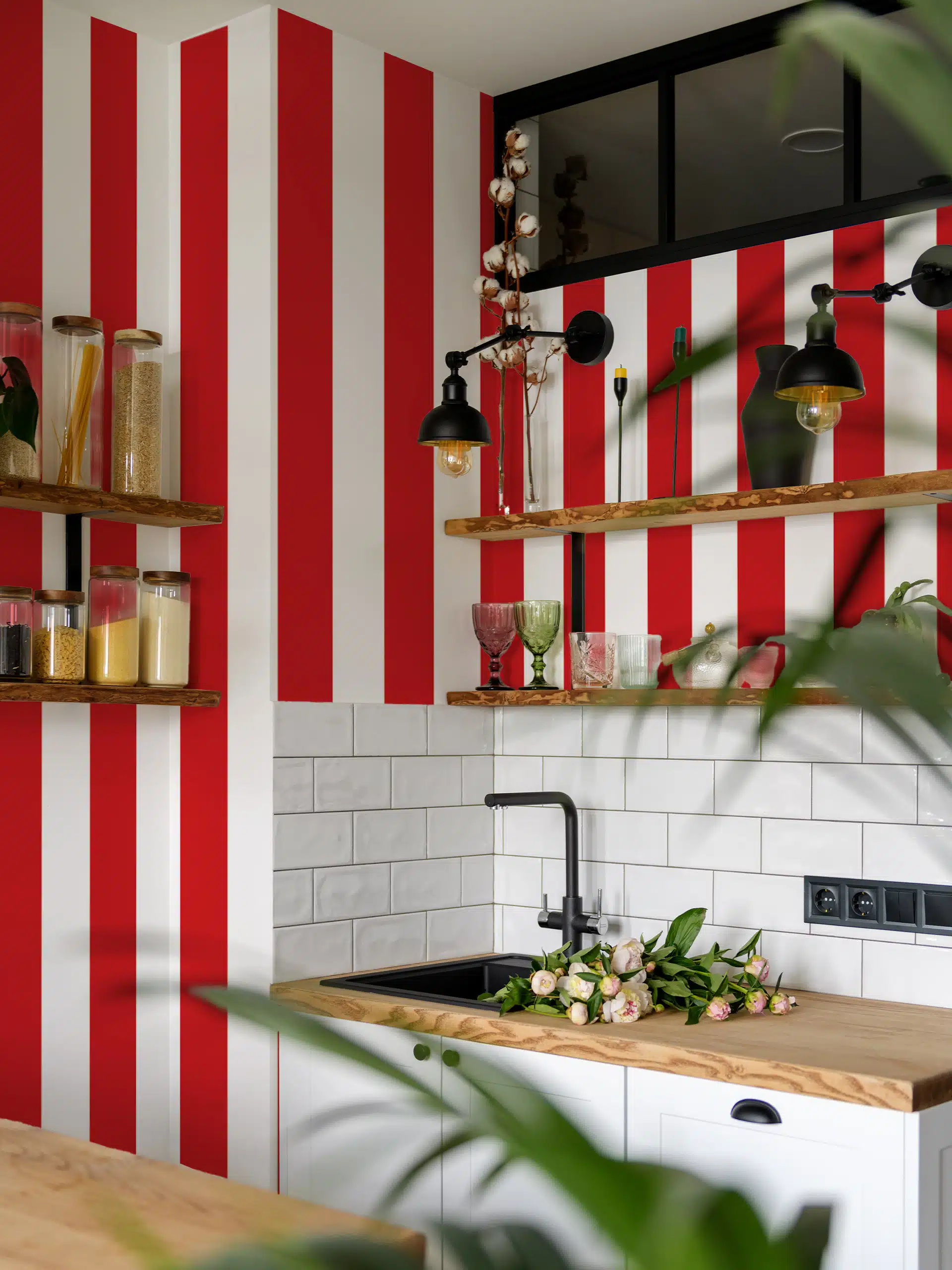 Des salons aux chambres : comment adopter la rayure sans faux pas