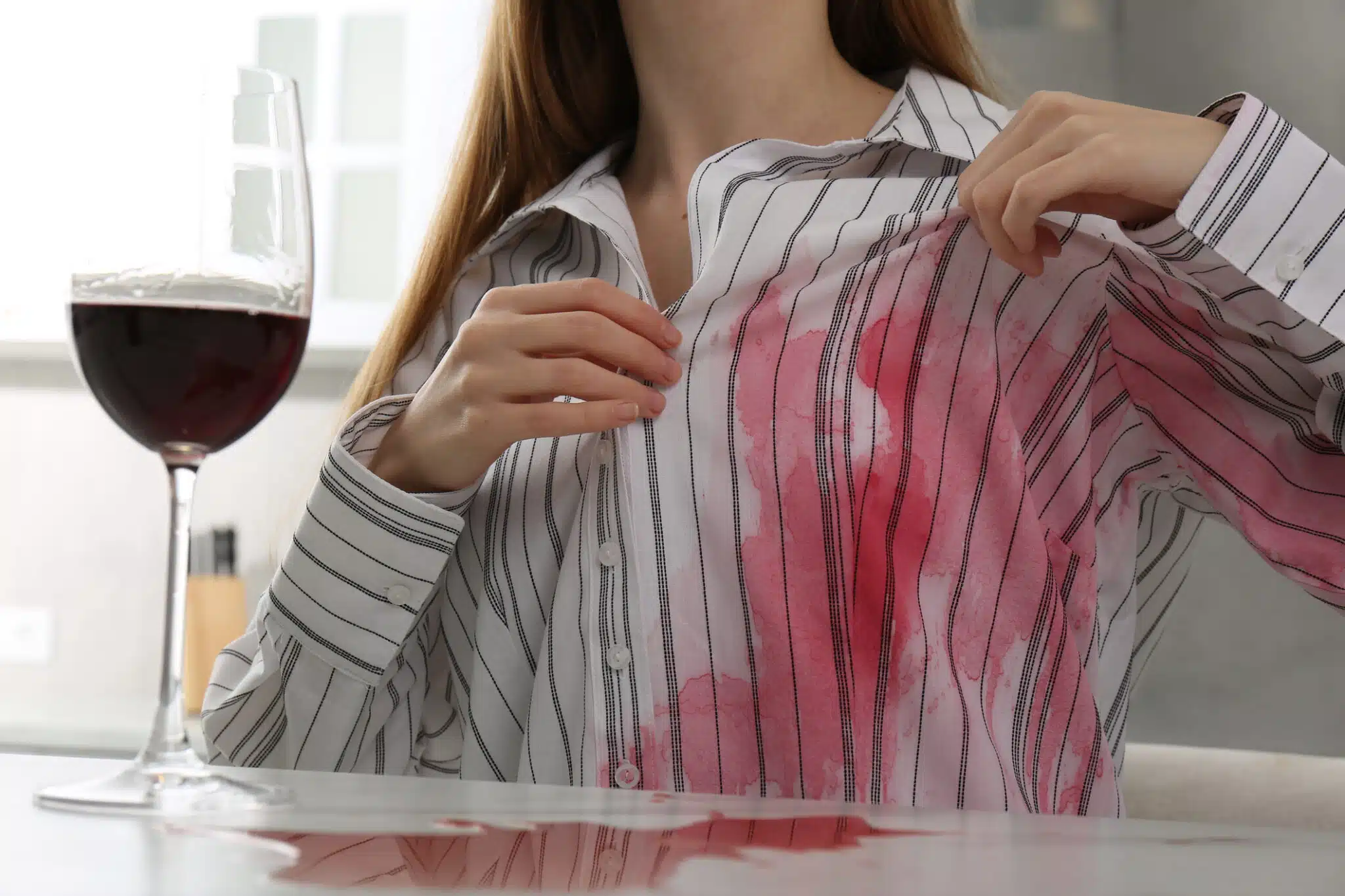 L'astuce magique qui sauve (vraiment) le linge tach&eacute; : eau gazeuse et gestes malins